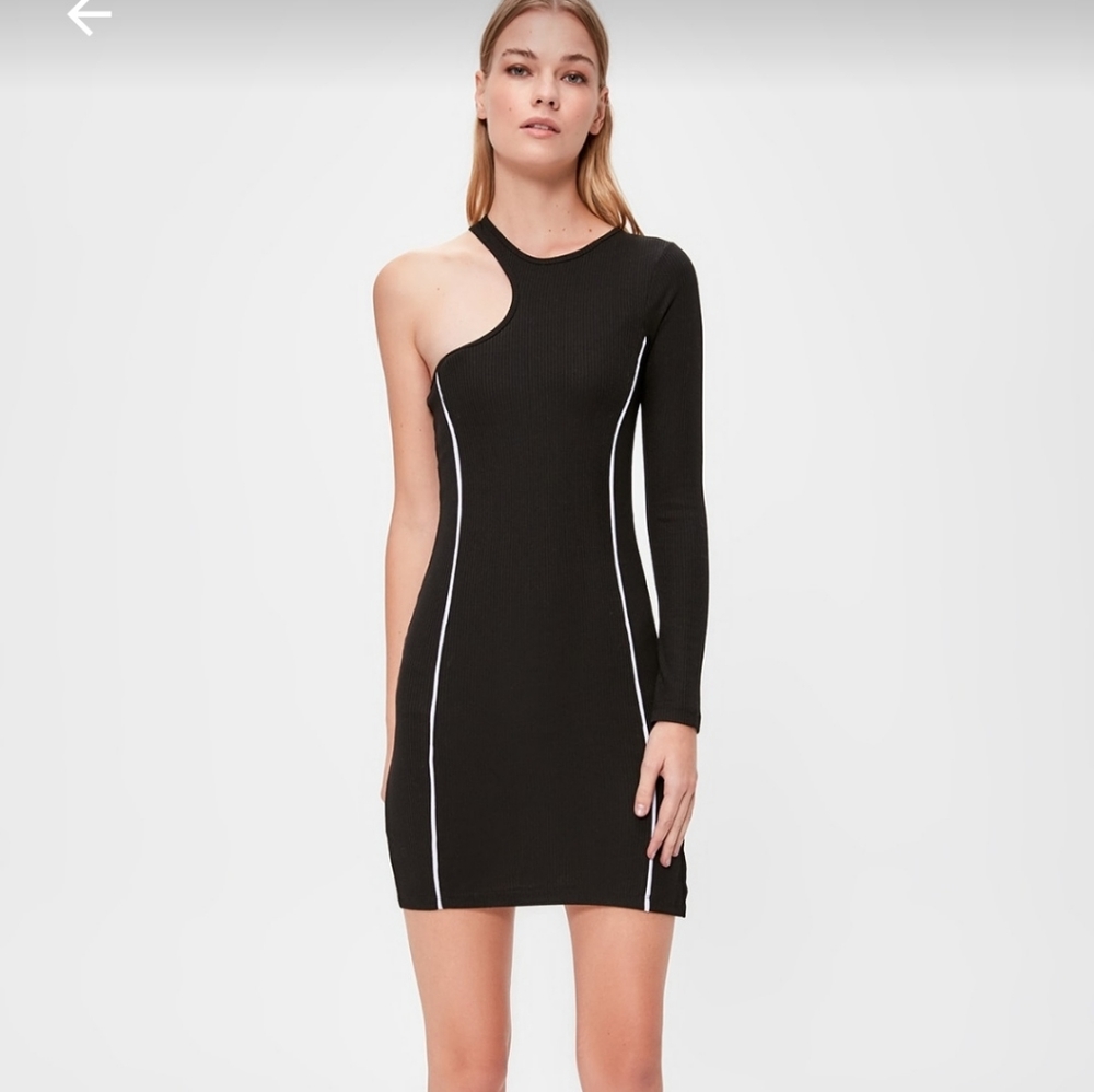 ONE OFF SHOULDER ASYMMETRIC DRESS